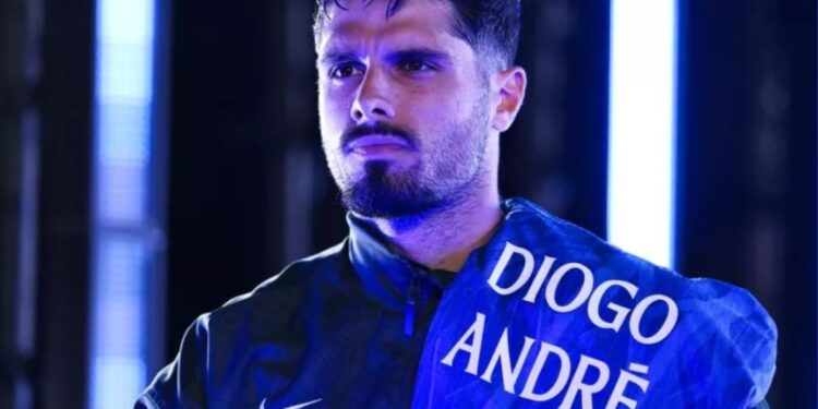 What Pedro Neto did in Emotional Tribute to Diogo Jota Before Chelsea Game